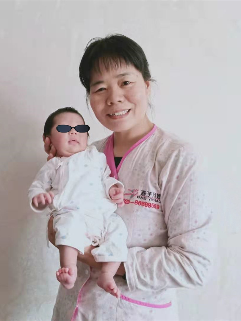 西安燕子月嫂與滿月寶寶合影