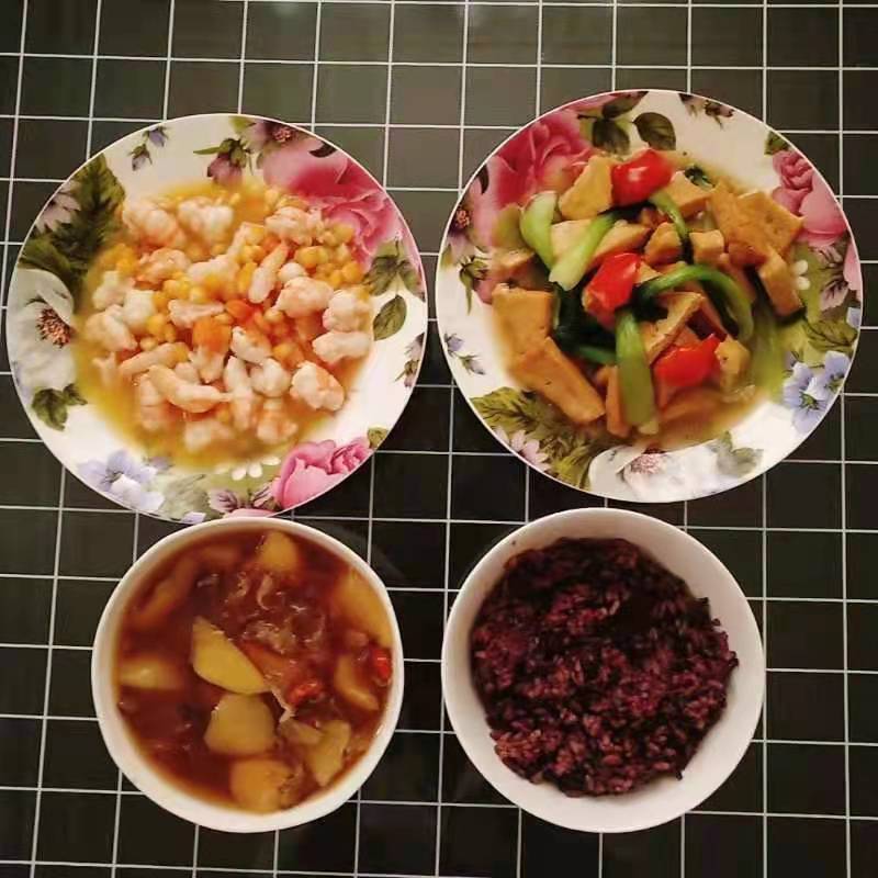 西安燕子月嫂豆鵬紅制作的月子餐