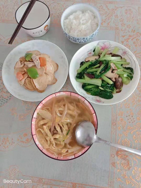 西安燕子金牌月嫂彭花粉制作的月子餐
