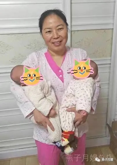 西安燕子月嫂吳鮮維抱著雙胞胎寶寶
