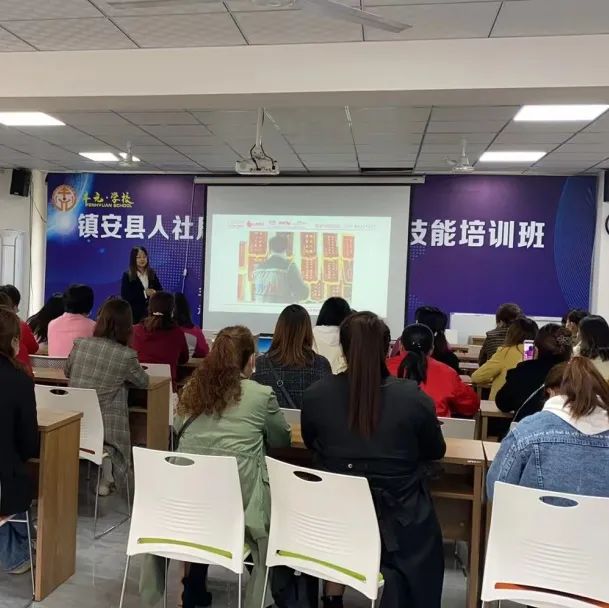 燕子月嫂丁老師，為即將畢業(yè)的月嫂新學(xué)員進(jìn)行上崗前的培訓(xùn)和未來職業(yè)的規(guī)劃