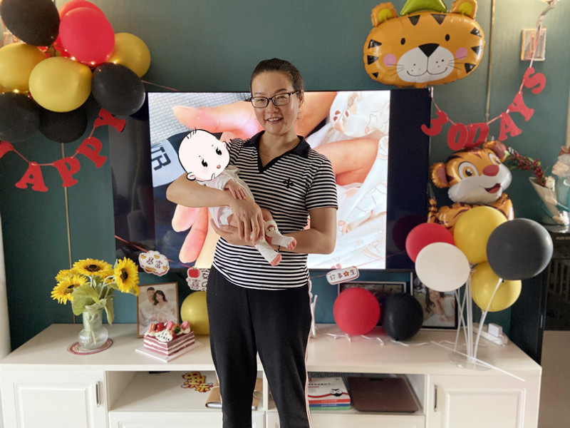 西安燕子月嫂李善蘭在客戶家抱娃