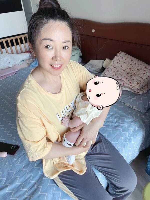 西安燕子月嫂馬榮抱著寶寶