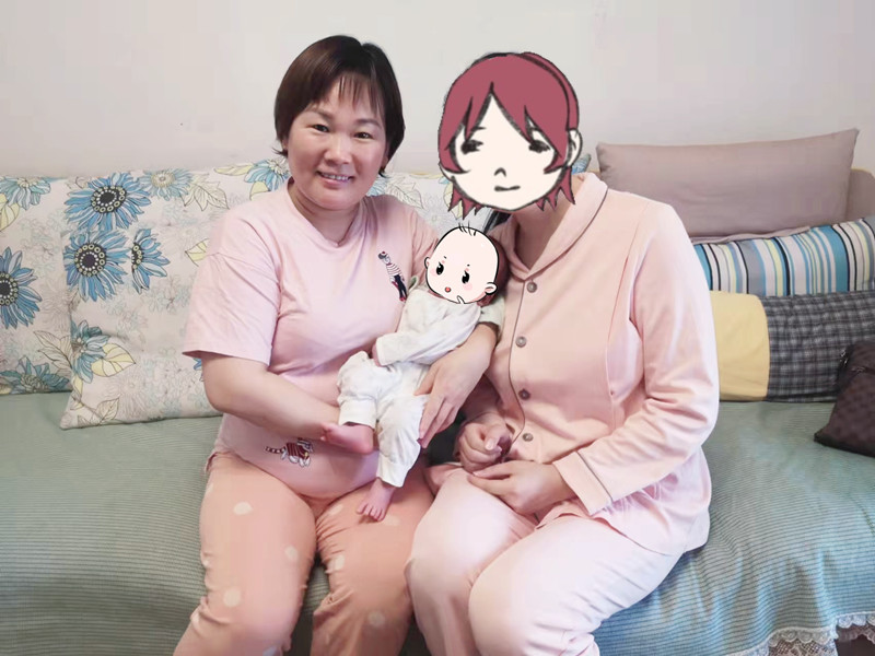 西安燕子月嫂王艷紅與客戶合影留念