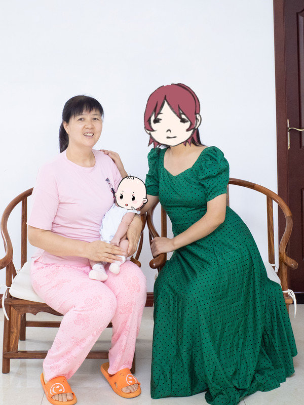 西安燕子月嫂王曉艷與客戶合影