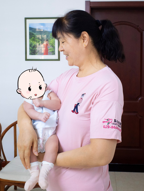 西安燕子月嫂王曉艷抱娃照片