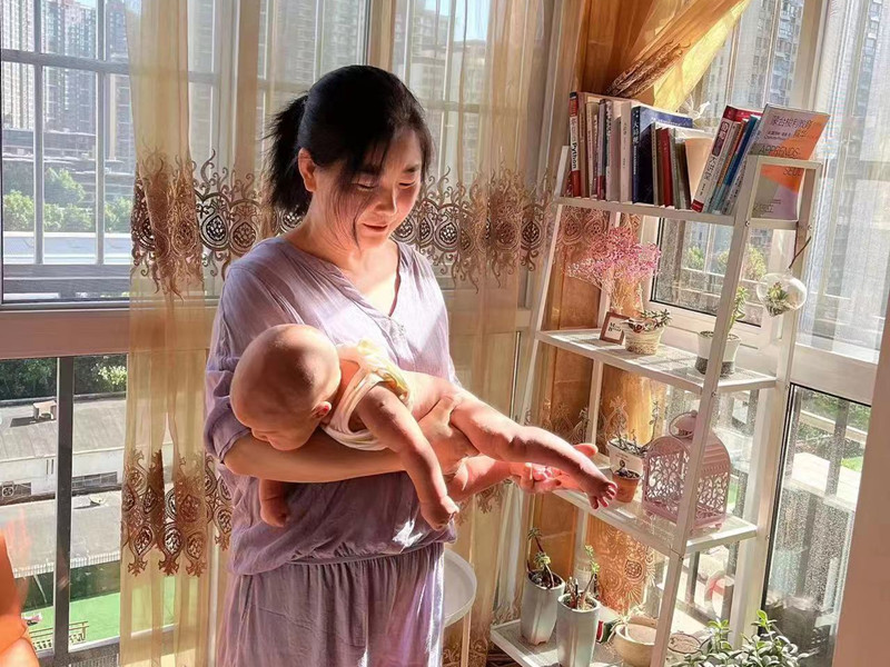 西安燕子月嫂張巧妮抱娃曬屁屁