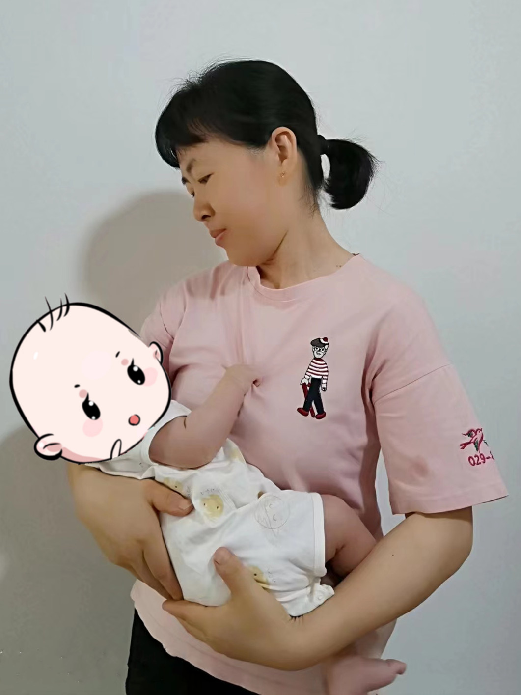 西安燕子月嫂姚華勤抱娃照片