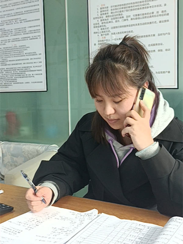 西安燕子月嫂客服老師崔俏雯在與客戶溝通