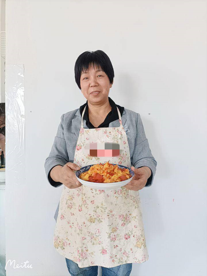 西安燕子月嫂，于聰煥，端著月子餐